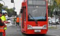 Person unter KVB Bahn Koeln Lindenthal Aachenerstr Universitaetstr P02